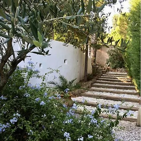 Villa Domaine L'oiseau Bleu, 800 M From The In Sainte-Maxime